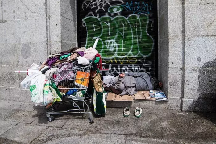 Almeida abandona a su suerte a cientos de personas sin hogar: 'Se nos está mintiendo sobre la disponibilidad de plazas libres'