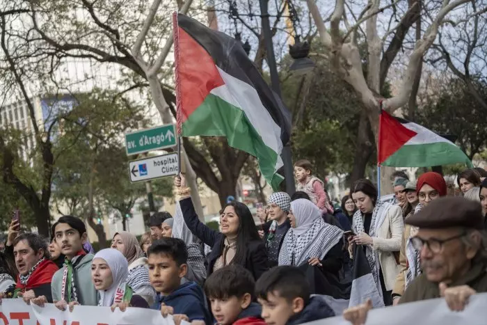 Los acampados por Palestina en la Universitat de València se encierran en la Facultad de Filosofía