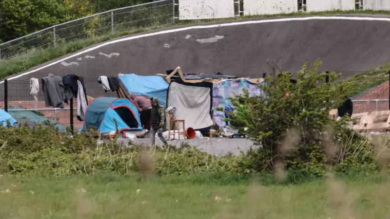 Un grupo de migrantes acampa a las afueras de la ciudad fronteriza de Calais, en Francia, a 23 de abril de 2024.