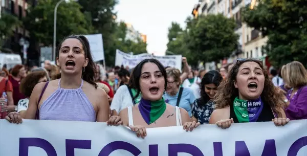 Decenas de personas marchan en la manifestación por el Día de Acción Global por la despenalización del aborto, a 28 de septiembre de 2023, en Madrid (España).