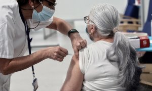 17/06/2022 Una mujer es vacunada con la dosis de  AstraZeneca contra el Covid-19 en el Hospital de Emergencias Enfermera Isabel Zendal, a 8 de abril de 2021, en Madrid