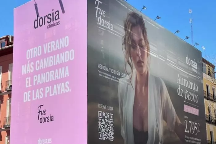 "Otro verano más cambiando el panorama de las playas": retirada en Madrid una lona que anunciaba aumentos de pecho