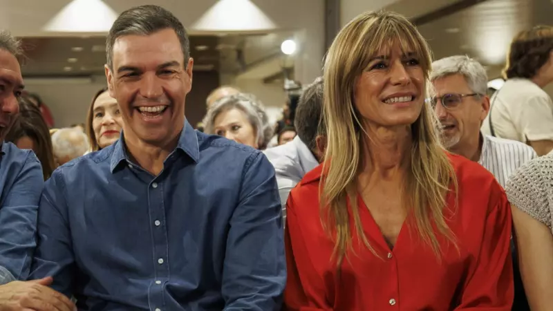 El presidente del Gobierno, Pedro Sánchez, junto a su mujer, Begoña Gómez.