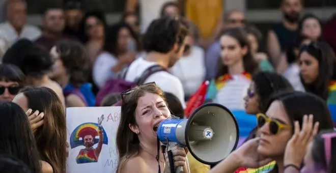 Un centenar de personas se concentran ante la Embajada argentina por el triple lesbicidio en Buenos Aires