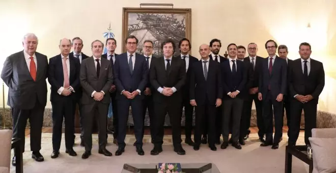 La polémica foto de la reunión de Milei con empresarios españoles: "Hoy han debido celebrar el Día del Hombre"