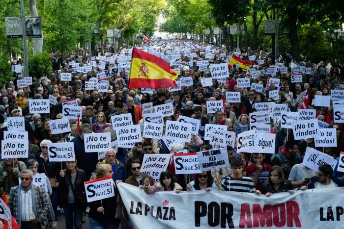 Miles de personas se manifiestan en Madrid en defensa de Pedro Sánchez y de la democracia
