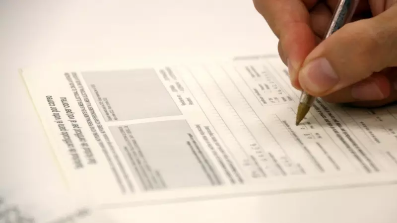 Un votant omple la sol·licitud de vot per correu, en una imatge d'arxiu