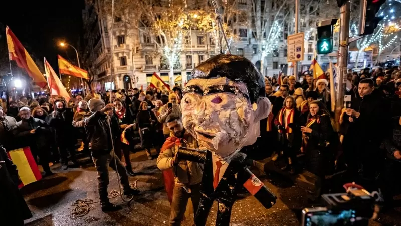 Manifestantes de extrema derecha el día 31 de diciembre de 2023 en las inmediaciones de la sede del PSOE en Ferraz.