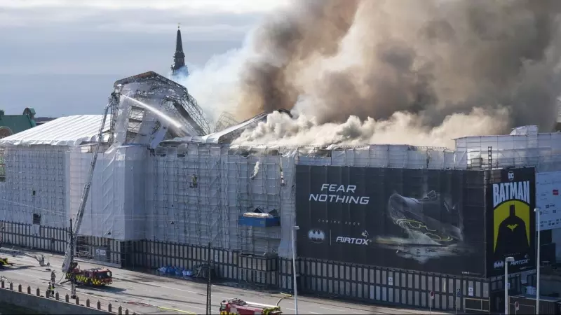 Estado del edificio de la Bolsa de Copenhage tras el incendio.