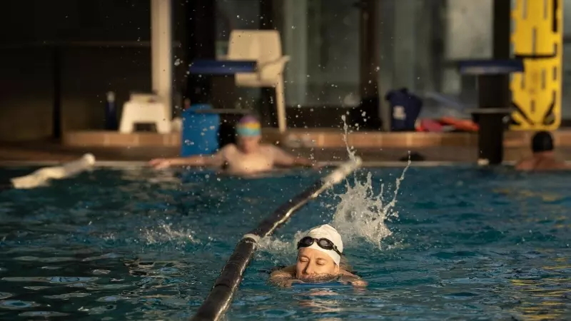 Una persona nada en una piscina, a 17 de enero de 2024, en Barcelona, Catalunya (España).