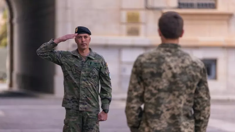 Un militar durante el acto de homenaje a los caídos en la guerra de Ucrania, en la Academia de Infantería, a 24 de febrero de 2024, en Toledo. Foto de archivo.