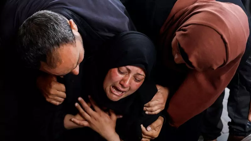 Una mujer reacciona junto a los cuerpos de los palestinos muertos en ataques israelíes en Rafah, en el sur de la Franja de Gaza, el 16 de abril de 2024.