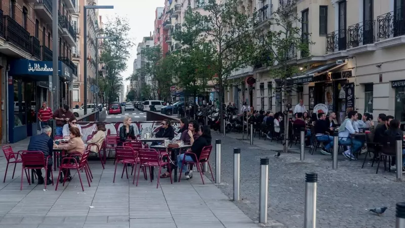 Varias personas en la terraza de un bar, a 7 de abril de 2024, en Madrid.