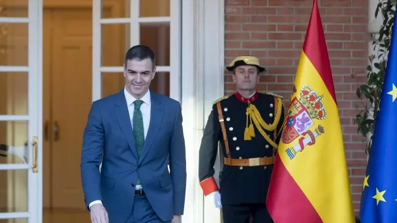 El presidente del Gobierno, Pedro Sánchez, a su llegada a recibir a la presidenta del Parlamento Europeo, en el Complejo de la Moncloa, a 1 de marzo de 2024, en Madrid (España)
