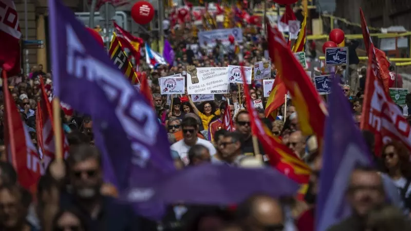 Manifestantes durante la marcha por el Día de los Trabajadores, a 1 de mayo de 2023, en Barcelona, Catalunya.