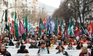 Decenas de personas con una pancarta durante una manifestación en bajo el lema: ‘A favor del servicio público, consensuar aquí los salarios y el empleo’, el 12 de marzo de 2024, en Bilbao.