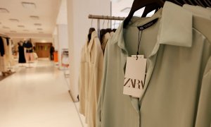 Prendas de Zara, la principal enseña del gigante textil Inditex, en una de sus principales tiendas en Madrid. REUTERS/Juan Medina