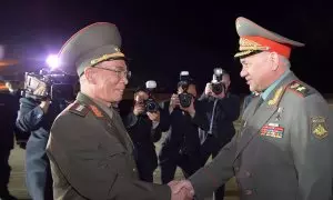 26/07/2023 El Ministro de Defensa norcoreano recibiendo, Kang Sun-nam, recibiendo al Ministro de Defensa ruso, Sergey Shoigu.