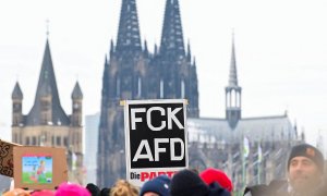 Un hombre sujeta una pancarta con el lema "Fuck AfD" en una manifestación de Colonia contra el partido ultraderechista alemán.