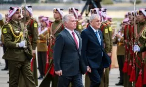 El rey jordano Abdullah II (C) recibe al presidente iraquí Abdul Latif Rashid (R) en Ammán