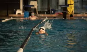 Una persona nada en una piscina, a 17 de enero de 2024, en Barcelona, Catalunya (España).