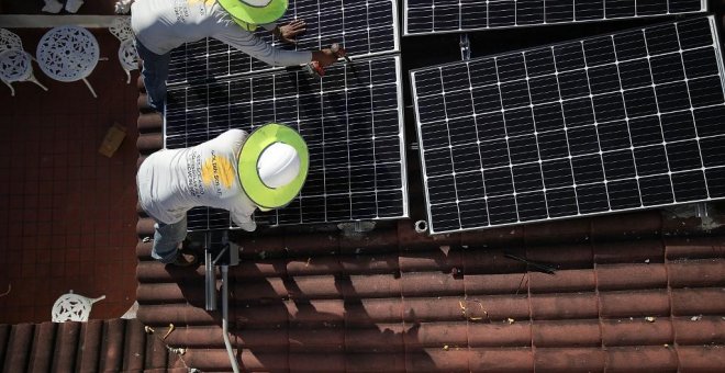 El camino para independizarse de las eléctricas: "Con el tejado solar he pasado de pagar 130 euros al mes a 50"
