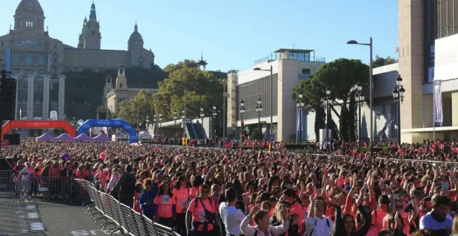 La Cursa de la Dona omple el centre de Barcelona amb 30.000 corredores