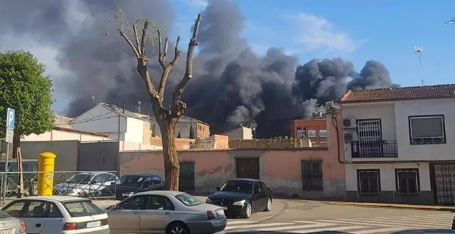 Espectacular incendio en una fábrica de plásticos en Madridejos: piden a la población que no salga de casa