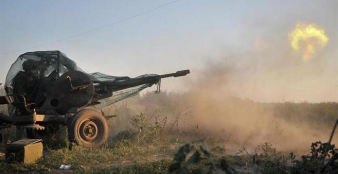 Soldados del batallón  de combate ucraniano Donbass disparan a rebeldes prorusos con un  cañón antiaéreo en Ilovaysk (50 km de Donetsk), Ucrania.