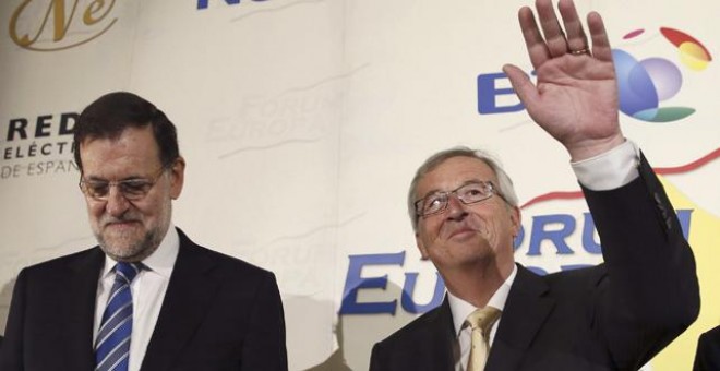 El candidato del PPE a la Presidencia de la Comisión Europea, Jean-Claude Juncker, con el presidente del Gobierno, Mariano Rajoy, momentos antes de intervenir en un desayuno informativo.