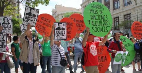 Miembros de la PAH ante la sede del Ayuntamiento de Madrid hoy, día del patrón de la capital.