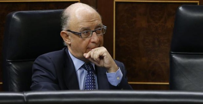 El ministro de hacienda, Cristóbal Montoro, en su escaño durante el pleno del Congreso que ha aprobado de forma definitiva la reforma fiscal.