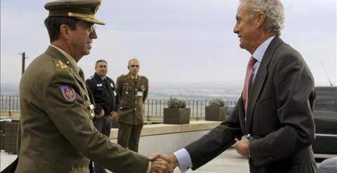 El ministro de Defensa, Pedro Morenés, saluda al jefe de Estado Mayor del Ejército, general Jaime Domínguez Buj.