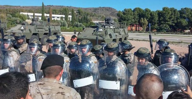 Militares con equipos antidisturbios hacen frente a soldados que fingen ser manifestantes, en Marines. PÚBLICO