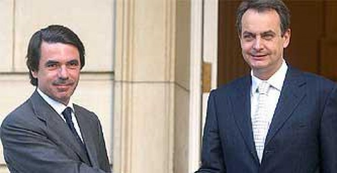 Aznar y Zapatero, en uno de sus escasos encuentros en La Moncloa cuando el primero era presidente. EFE