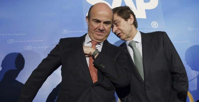 El ministro de Economía, Luis de Guindos  y el presidente de Bankia, José Ignacio Goirigolzarri, posan juntos en una acto en Madrid.