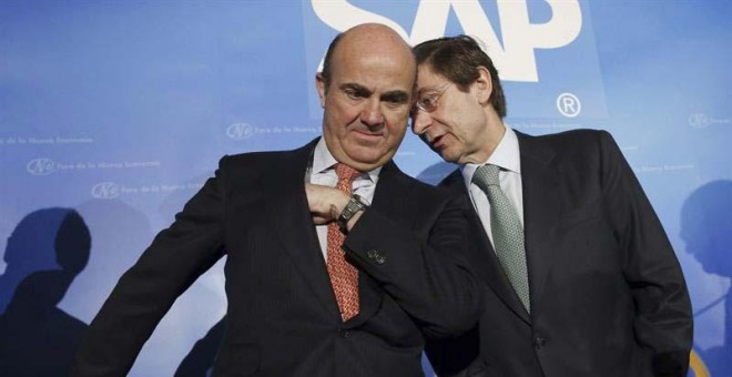El ministro de Economía, Luis de Guindos  y el presidente de Bankia, José Ignacio Goirigolzarri, posan juntos en una acto en Madrid.
