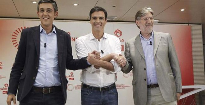 Los tres candidatos a la Secretaría General del PSOE, Eduardo Madina, Pedro Sánchez y Antonio Pérez Tapias (i-d), se dan la mano antes de su primer y único debate en la campaña.