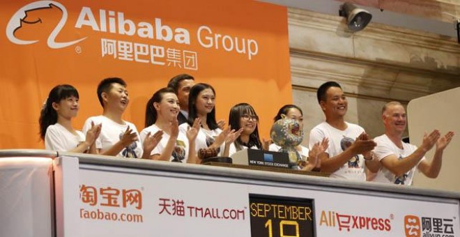 Un grupo de trabajadores y de clientes de Alibaba, en el balcón de la bolsa de Nueva York, en el comienzo de cotización de la compañía china.