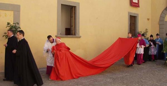 El cardenal Antonio Cañizares, portando la mayestética capa.