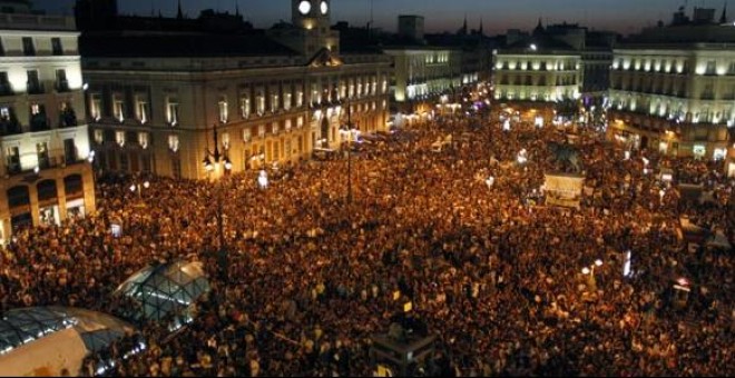 La Puerta del Sol, en la noche de este sábado. ÁNGEL NAVARRETE