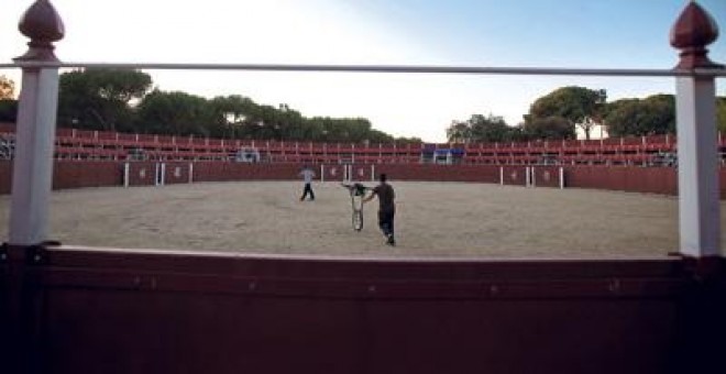 Dos alumnos practican con las banderillas en la Escuela de Tauromaquia de Madrid. reyes sedano