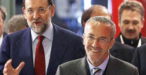 Fotografía de archivo de Pedro Arriola delante de Mariano Rajoy.