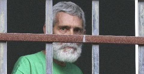 Foto de archivo del preso de ETA Iosu Uribetxebarria Bolinaga, asomado a la ventana de una habitación del Hospital Donostia. EFE
