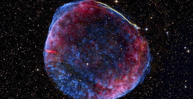 Fotografía cedida por la NASA de la portada de la revista Nature, en la que aparece la remanente de la supernova 'SN1006'.