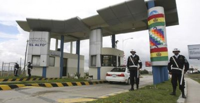 Soldados vigilando la entrada del aeropuerto de El Alto, uno de los expropiados por el gobierno de Evo Morales.