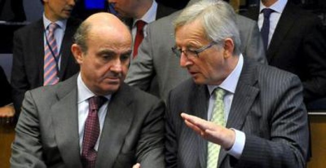 Ministro de Economía español, Luis de Guindos junto al primer ministro luxemburgués, Jean Claude Juncker.