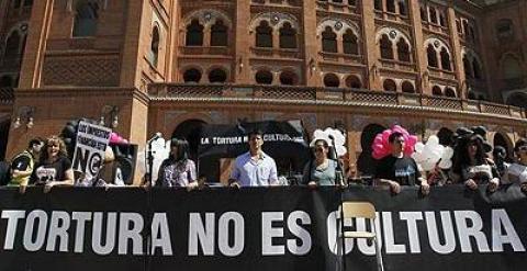 Varios de los asistentes a la concentración en contra de declarar la tauromaquia como Bien de Interés Cultural, convocada hoy en la explanada frente a la plaza de toros de Las Ventas por la plataforma 'La Tortura no es Cultura'. -EFE