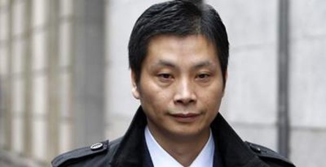 El presunto líder de la mafia china desarticulada en la operación Emperador, Gao Ping, saliendo de la prisión de Villena (Alicante).