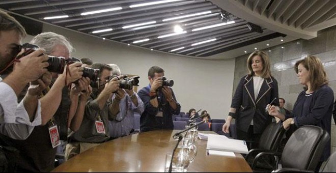 La ministra de Empleo, Fátima Báñez, con la vicepresidenta del Gobierno, Soraya Sáenz de Santamaría, el pasado viernes, antes de iniciar la rueda de prensa tras el Consejo de Ministros.